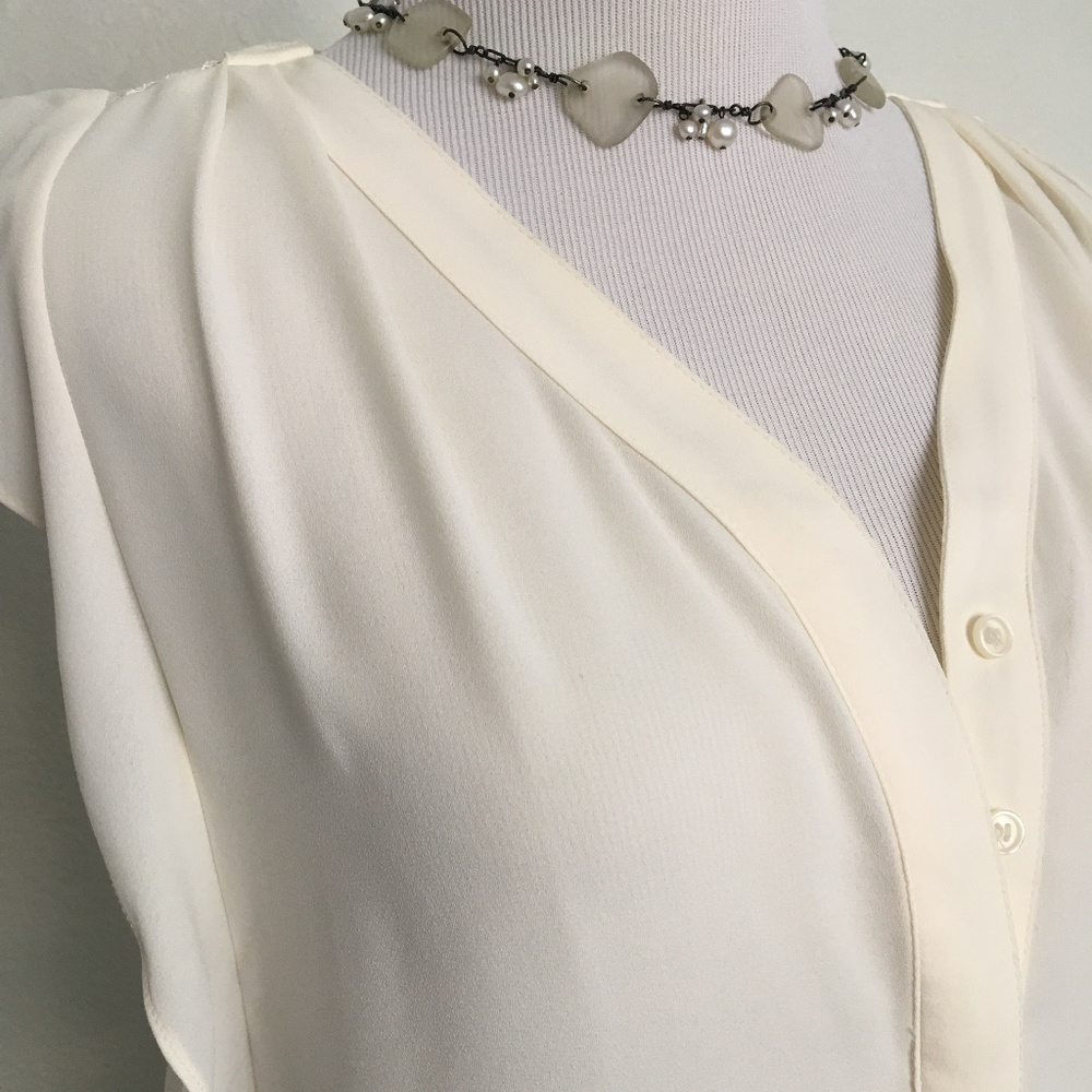 Off white flowy & flutter sleeve top with lace